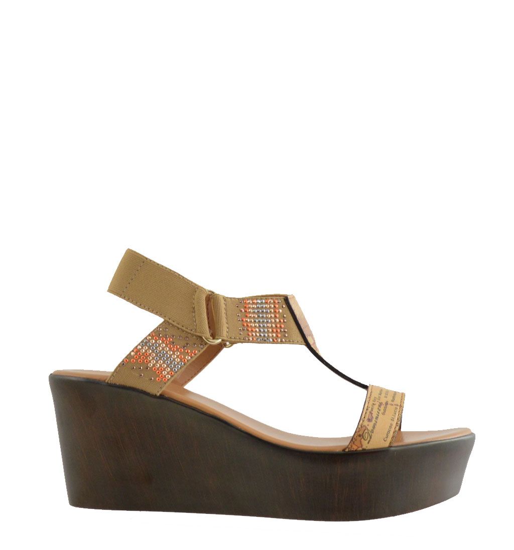 Alviero Martini sandalo da donna con zeppa. Questi sandali aggiungono un  tocco di luce ai look estivi, sono comodi e semplici da indossare grazie  alla zeppa ed al nastro elasticizzato che facilita