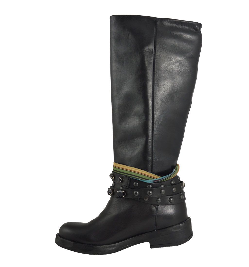 Felmini Stivali, modello cavaliere, in pelle nera con cinturino. Lo stivale  è provvisto di applicazioni castoni nero e fascia in tessuto mulicolor. -  9846BLACK