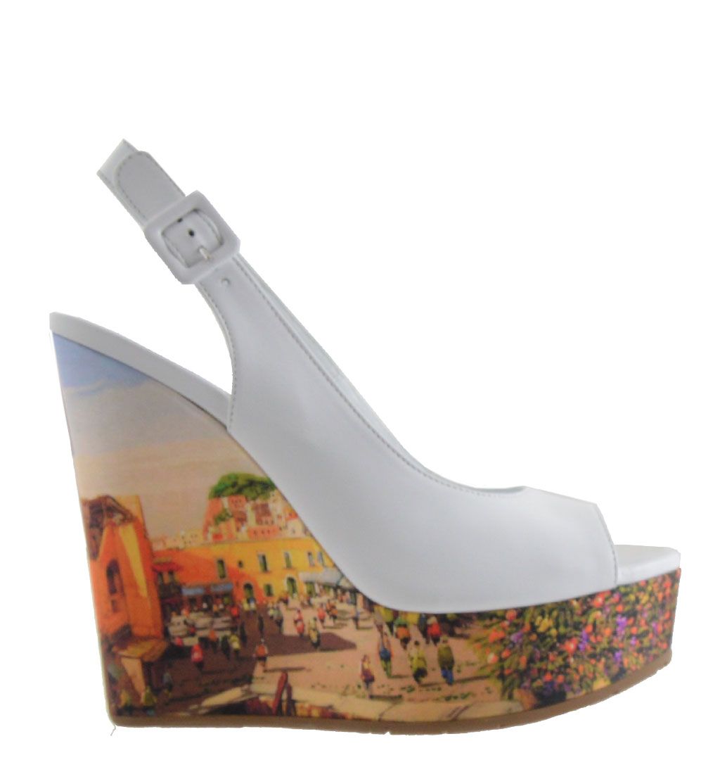 Tiffi Sandali modello chanel con zeppa. Il sandalo open toe è realizzato in  pelle bianca con fibbietta in tono. Made in Italy